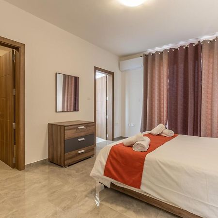 3 Bedroom Apartment - Walking Distance From Airport Gudja Exterior photo