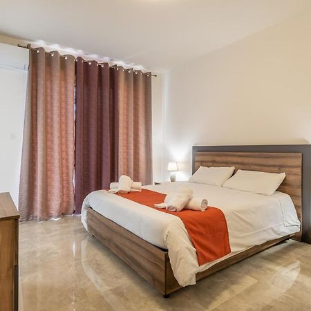 3 Bedroom Apartment - Walking Distance From Airport Gudja Exterior photo