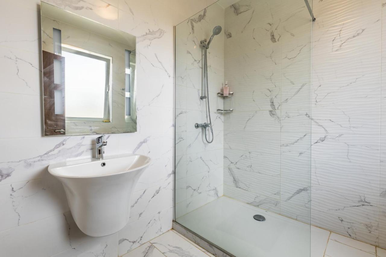 3 Bedroom Apartment - Walking Distance From Airport Gudja Exterior photo